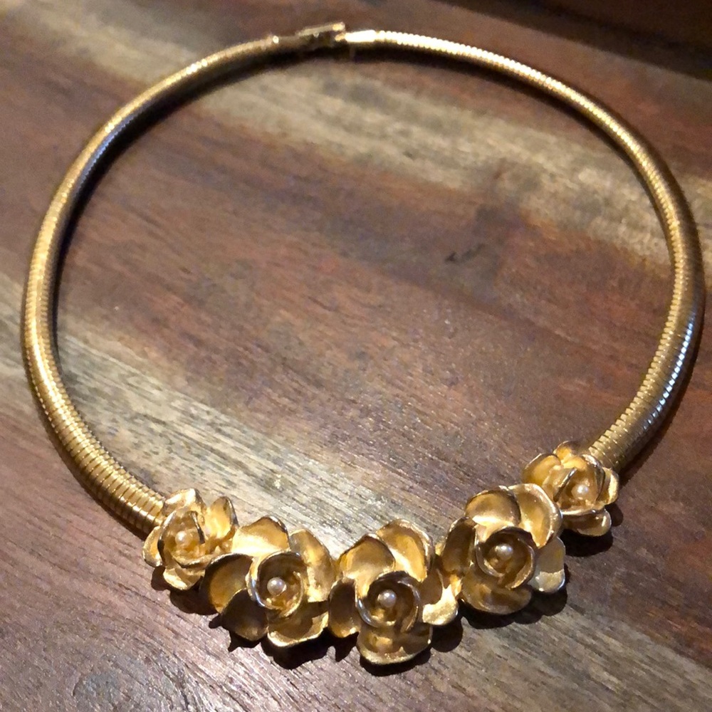 🌸Richelieu Vintage classic gold tone floral pearl in center necklace